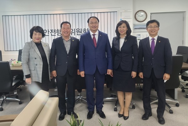 ▲ 안계일 의원, 몽골 불용소방차 지원 방안 논의.
