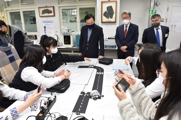 ▲ 임태희 경기도교육감, 인공 지능 융합 교육의 날 행사 참관 중인 모습.