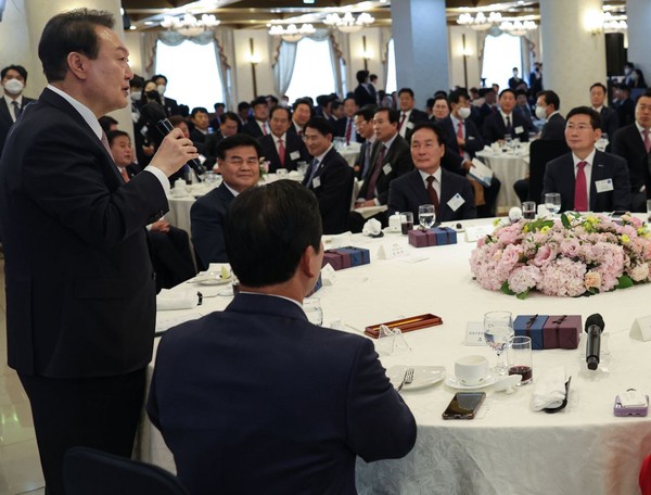 ▲ 이상일 용인시장, 전국의 시장ㆍ군수ㆍ구청장 오찬 간담회 참석해 윤대통령 말 청취하는 모습.