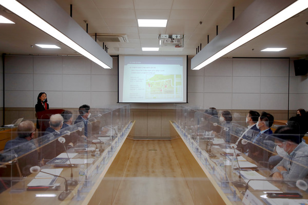 ▲ 평택시, 안재홍기념관 건립 기본구상 용역 최종보고회 회의 진행중인 모습.
