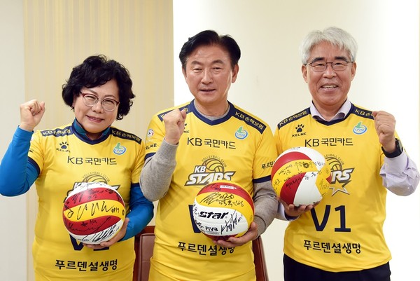 ▲ 김동근 의정부시장(가운데), KB손해보험 스타즈 배구단 2022-2023 V-리그 홈 개막전 기념사진 촬영.