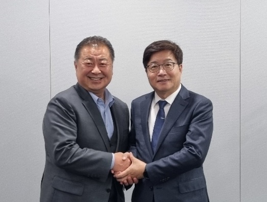 ▲ 김경일 파주시장(왼쪽), 염태영 경기도 경제부지사와 기념사진 촬영.