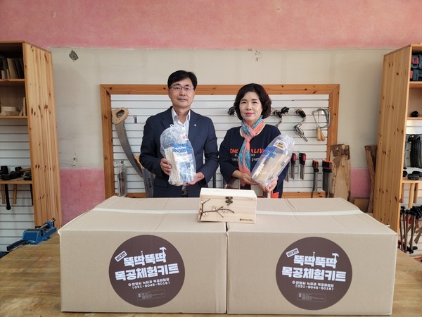 ▲ 목공체험키트 전달식(녹지과장 백시원-달안초등학교장 이경애).