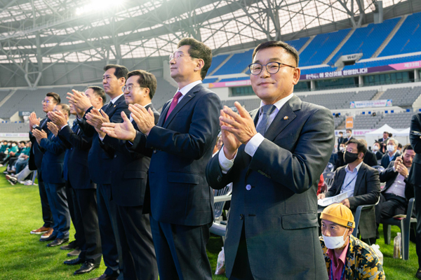 ▲ ‘제33회 경기도생활체육대축전 2022 용인’ 개회식에 참석한 용인시의회 의원들.