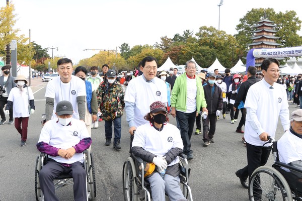 ▲ 이진수 경주시청년연합회장(좌), 주낙영 시장(중앙), 배진석 도의원(우).