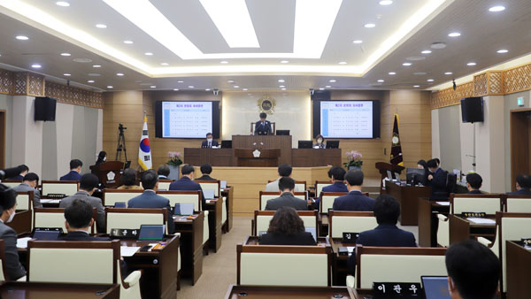 ▲ 평택시의회는 지난 28일 시의회 2층 본회의장에서 제2차 본회의를 끝으로 8일간 이어진 제234회 임시회 의사일정을 마무리했다.