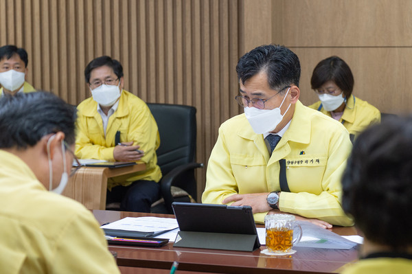 ▲ 이태원사고 관련 비상대책회의를 주재중인 이기재 양천구청장.