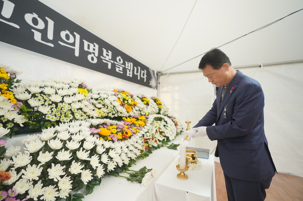 ▲ 이승로 성북구청장이 성북구 합동분향소 운영 첫날 오전 분향소를 찾아 이태원 참사 사망자의 안타까운 죽음을 추모하고 있다.