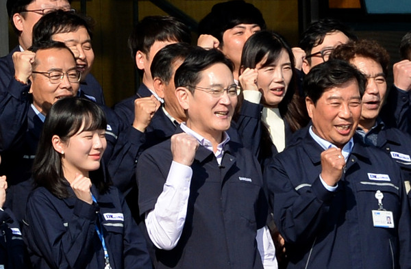 ▲ 취임 첫 행보로 광주의 상생 협력 현장을 찾은 삼성그룹 이재용 회장이 28일 오후 광주 광산구 장록동 디케이 협력업체에서 직원들과 기념사진을 찍고 있다./뉴시스