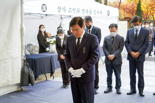 ▲이필형 동대문구 재난안전대책본부장은 31일 동대문구청 앞 광장에 설치된 이태원 참사 사망자 합동분향소를 찾아 조문했다.
