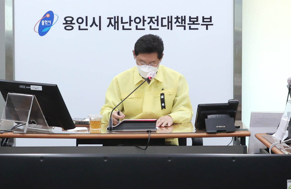 ▲ 이상일 용인특례시장은 30일 오후 이태원 참사 관련 긴급회의를 주재해 시 간부공무원들과 수습 대책 등을 논의했다.