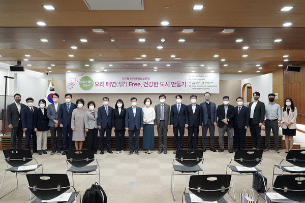 ▲ 지난 10월 6일 ‘요리 매연 없이 숨쉬기 좋은 성남시 만들기’를 주제로 열린 ‘지구를 위한 콜라보 토론회’ 때.