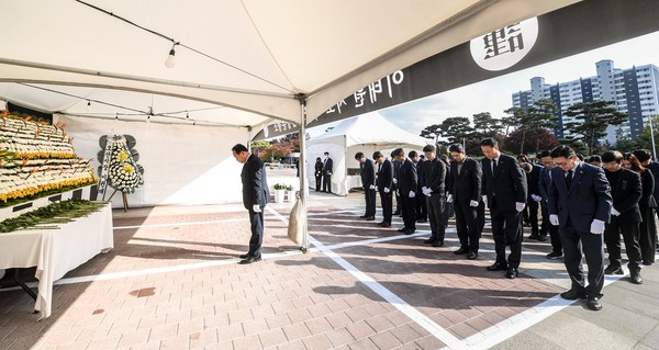 ▲ 이권재 오산시장, 이태원 참사 합동분향소 방문해 묵념하는 모습.