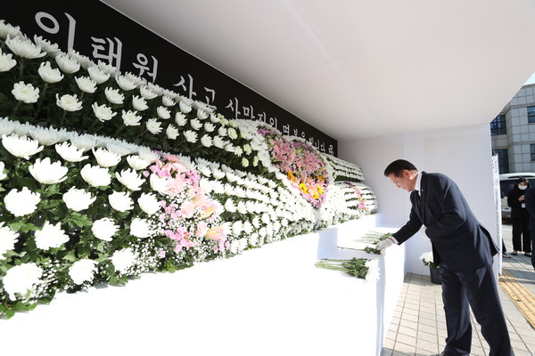 ▲ 최대호 안양시장, 이태원 참사 합동분향소 방문해 헌화하는 모습.