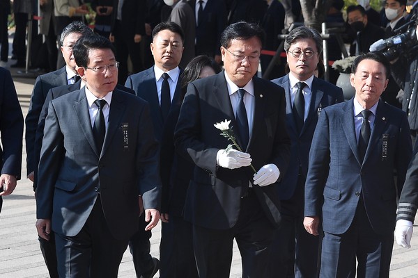 ▲ 이태원 참사 합동분향소 찾은 정진석. /뉴시스