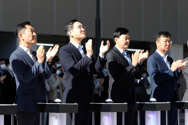 ▲ 이재용(왼쪽 두번째) 삼성전자 부회장이 11일 인천 송도에서 열린 삼성바이오로직스 제4공장 준공식에 참석해 축하의 박수를 치고 있다. 왼쪽부터 삼성바이오에피스 사장, 이 부회장, 존 림 삼성바이오로직스 사장, 최성안 삼성엔지니어링 사장./뉴시스