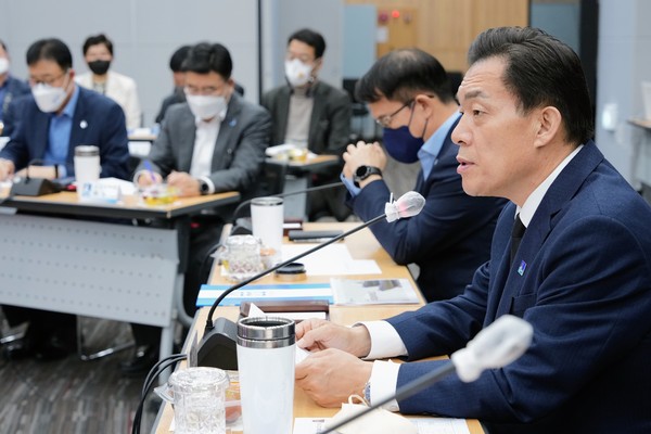 ▲ 이재준 수원시장, 2023년 주요업무 최종보고회 진행중인 모습.