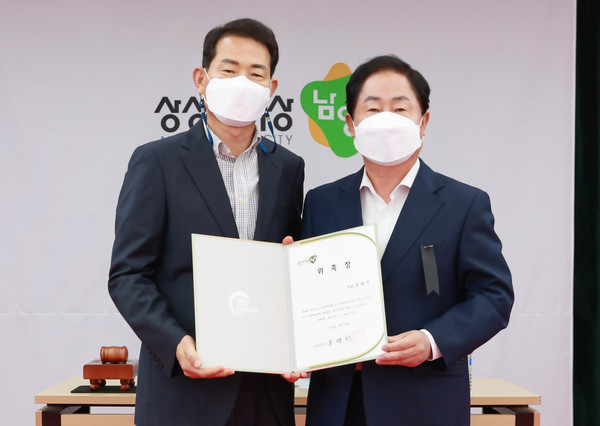 ▲ 새로 선출된 이명우 지방재정계획 및 지방보조금 심의위원회 위원장(왼쪽)과 주광덕 남양주시장(오른쪽).