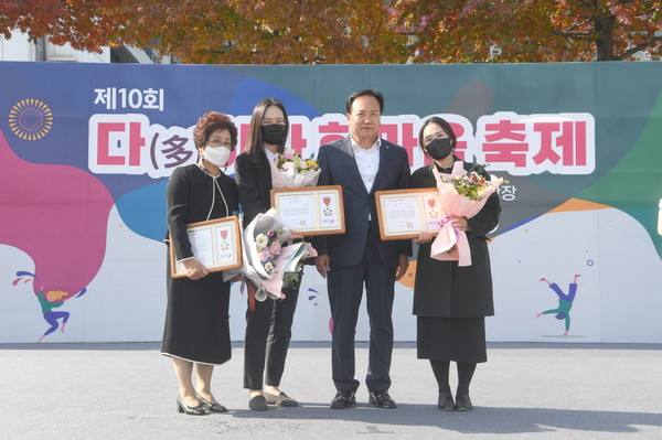 ▲ 이권재 오산시장(오른쪽에서 두번째) ‘제10회 다(多)하나 한마음 축제’ 개최 기념사진 촬영.
