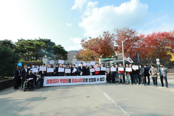 ▲ 성명서 발표하는 화성시의회 의원들.