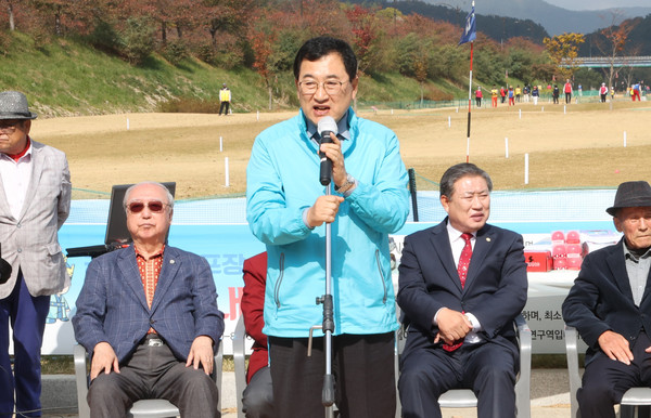 ▲ 주낙영 경주시장, 경주시장배 파크골프대회 참석해 인사말 전하는 모습.