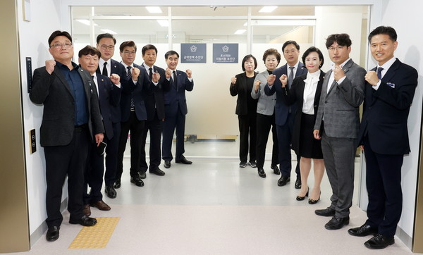 ▲ 염종현 경기도의회 의장(더민주, 부천1)이 1일 156명의 도의원 전원의 의정활동을 체계적으로 지원할 ‘공약정책추진단’과 ‘초선의원 의정지원 추진단’의  힘찬 출발을 알렸다.