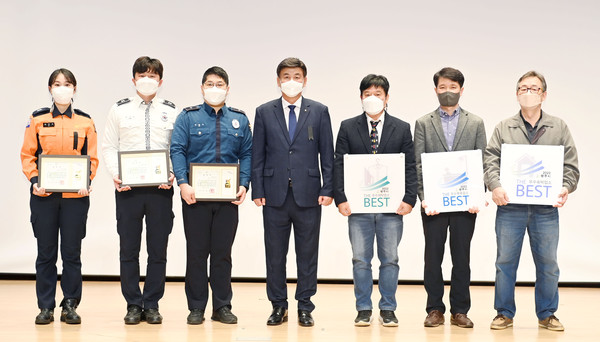 ▲ 방세환 광주시장(가운데), 광중위생 수준 서비스 최우수 선정 업소와 기념사진 촬영.