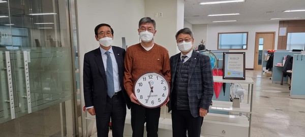 ▲ 기업공개 유망기업 지원 코스닥상장 4호 기업 탄생 기념사진.