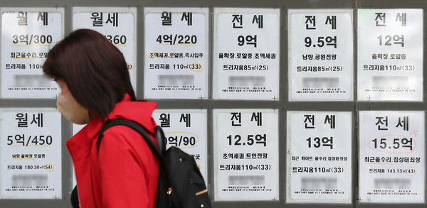 ▲ 서울 시내의 공인중개사 사무소에 전세 매물 정보가 표시되어 있다. /뉴시스
