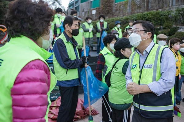 ▲ 골목 청소 중 주민들과 소통하며 일상의 불편함을 세심히 살피는 김경호 구청장.