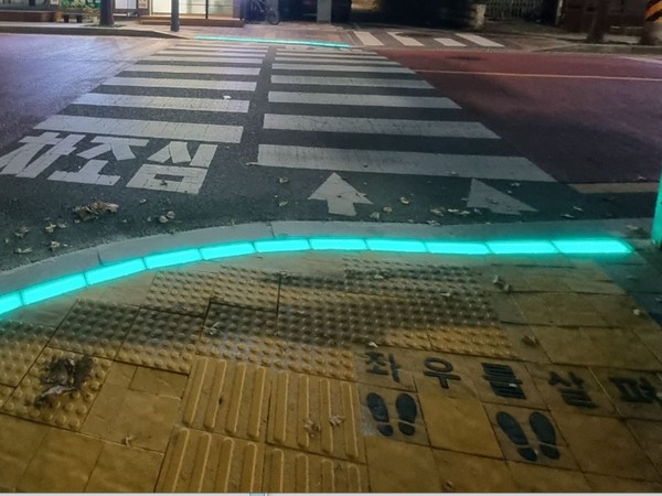 ▲ 바닥신호등 설치 모습.