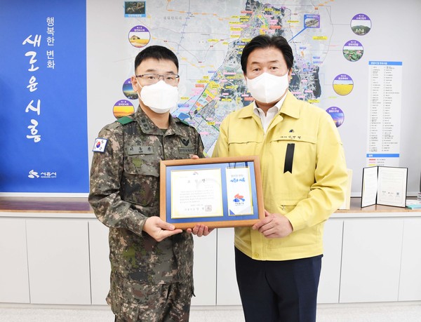 ▲ 임병택 시흥시장(오른쪽), 지역방위부대장들과 간담회 가진 후 기념사진 촬영.