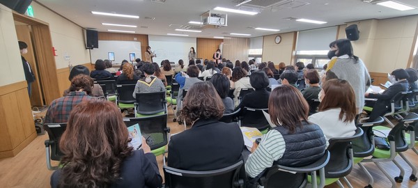 ▲ 김포시는 시민의 참여를 통한 위기가구 발굴 및 지역 보호 체계 강화를 위해 ‘명예사회복지공무원’을 확대·정비했다고 2일 밝혔다.