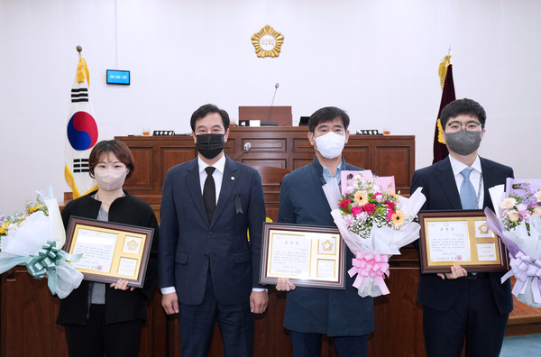 ▲ 제316회 하남시의회 제1차 본회의 '2022년 4분기 우수공무원' 표창 모습.