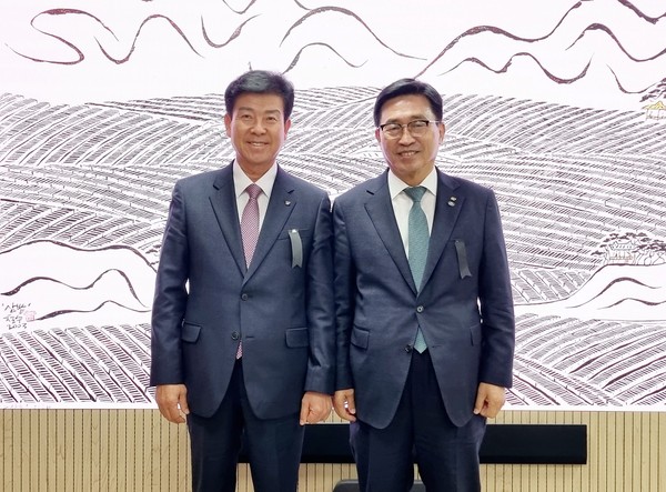 ▲ 김춘진 한국농수산식품유통공사 사장, 박범인 군수와 만난 후 기념사진 촬영.