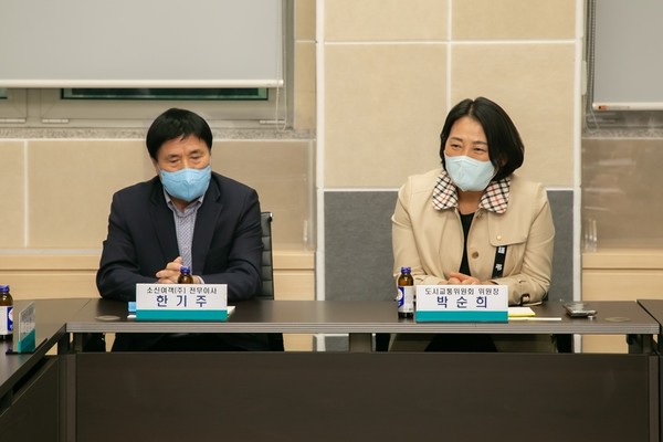 ▲ 부천시의회 박순희 도시교통위원장(오른쪽).