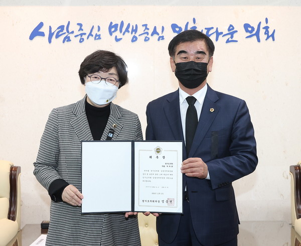 ▲ 박옥분 의원, 경기도의회 입법정책위원회 위원장 선출 기념사진.