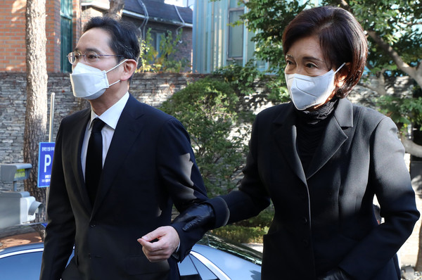 ▲ 이재용 삼성전자 회장과 어머니 홍라희 여사가 6일 오전 서울 중구 CJ인재원에 마련된 고 손복남 CJ 고문의 빈소에 도착하고 있다./뉴시스
