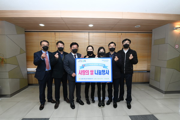 ▲ NH경기농협, 사랑의 쌀 나눔 행사 개최 기념사진 촬영.