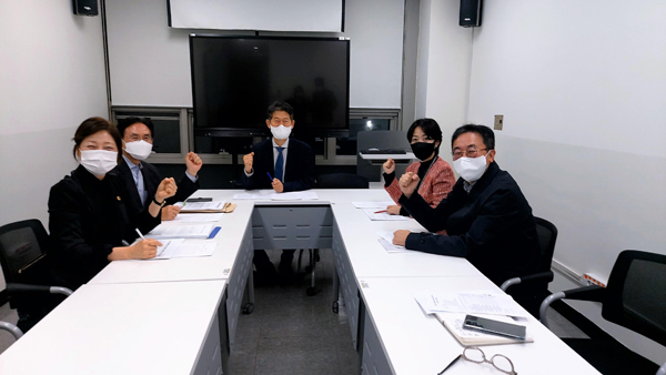 ▲ 제1회 서울특별시의회 청년 학술논문 공모작 선정심사위원회 회의 모습.