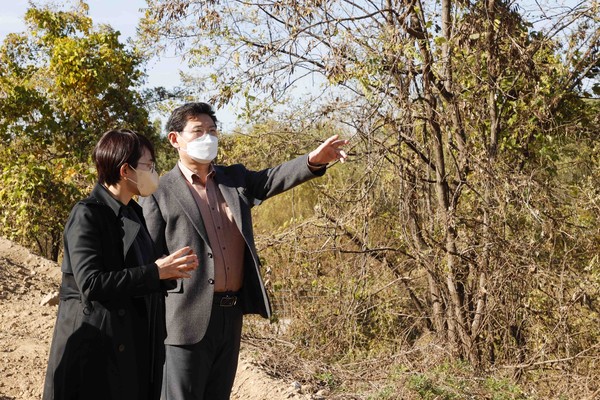 ▲ 이상일 용인특례시장이 용인시민농장 확대 예정부지를 꼼꼼하게 살피고 있다.