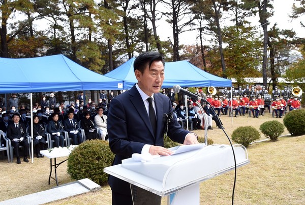 ▲ 김동근 의정부시장, 한국자유총연맹 의정부시지회 제42회 자유수호희생자 합동위령제참석해 추도사 전하는 모습.