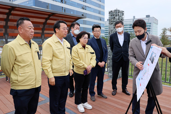 ▲ 배곧대교 지원 특별위원회 현장 방문 모습.