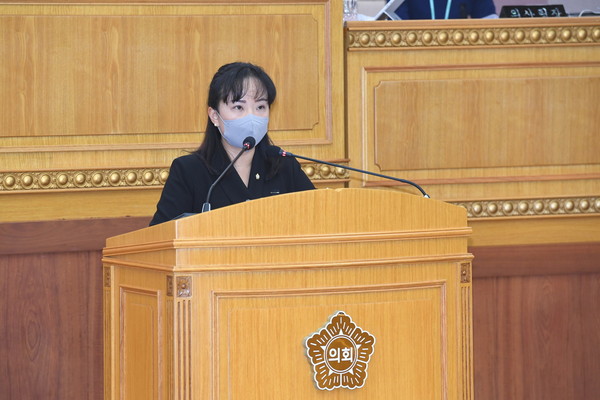▲ 이지연 의원이 제348회 임시회 제1차 본회의에서 2022년도 제2회 추가경정예산(안)의 심사결과를 보고하고 있다.
