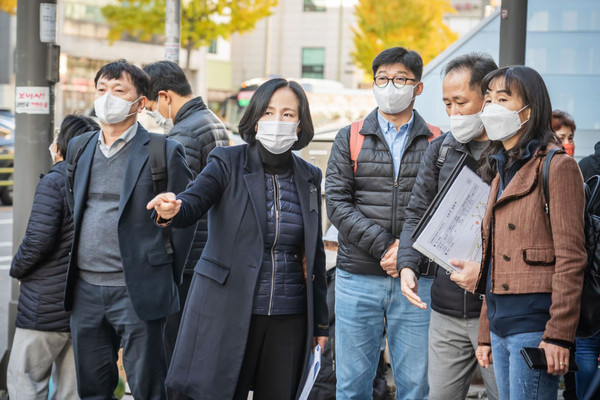 ▲ 이수희 강동구청장이 서울교통공사 담당자들과 함께 길동역 2,3번 출구 내․외부를 점검하면서 에스컬레이터 설치방안을 논의하고 있는 모습.