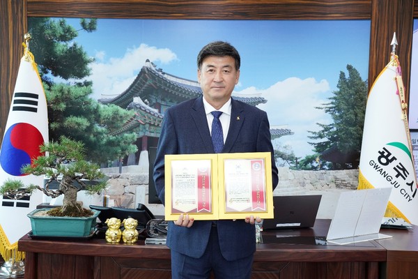 ▲ 방세환 광주시장 ‘2022 대한민국을 빛낸 콘퍼런스 대상’서 대상 수상 후 기념사진 촬영.