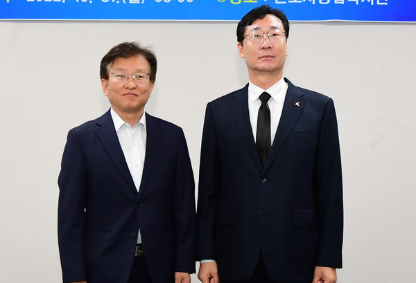 ▲ 정명근 화성시장(오른쪽), 화성시-더불어민주당 화성병 지역위원회 당정협의회 개최 기념사진 촬영.