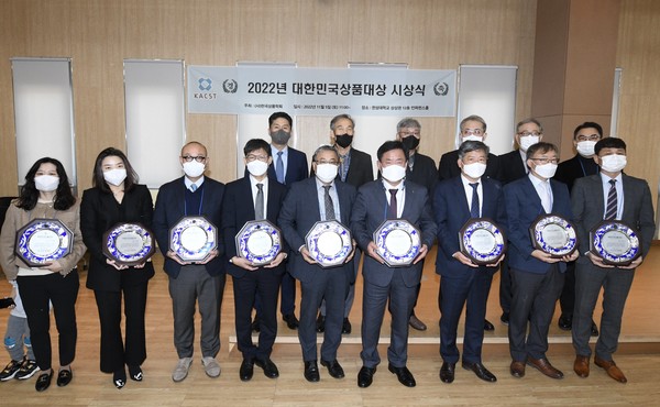 ▲ 수원농업협동조합 하나로마트, 유통서비스 부문 대한민국상품대상 수상 기념사진.