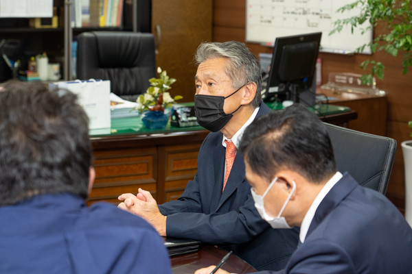▲ 지난 9월 27일 강남구의회에 내방한 지미리 장관.