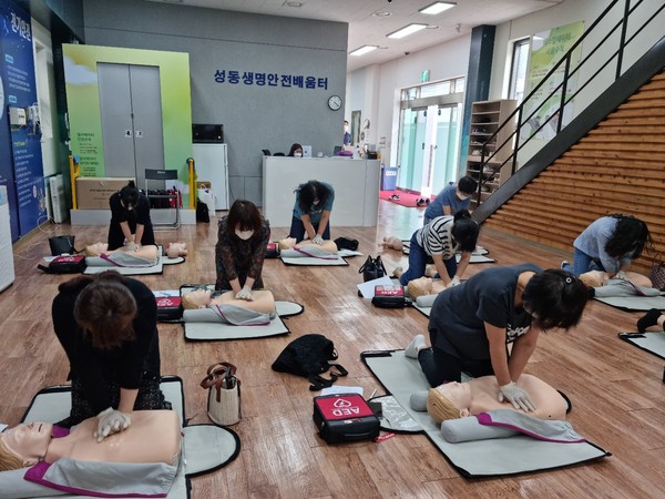 ▲ 성동생명안전배움터에서 심폐소생술 교육을 실시하는 모습.